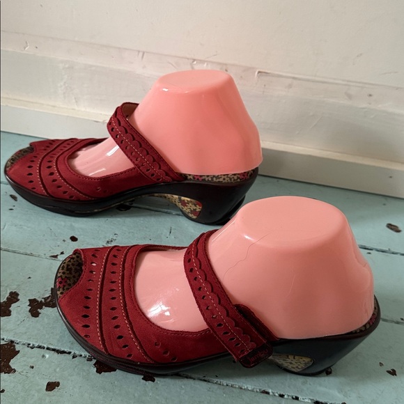 Jambu Size US 8 Sports Design Touring Wedge Red Nubuck w/ Flower Trim Heel 2.5” - Picture 5 of 15